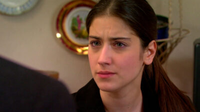 Feriha Yilmaz (Hazal Kaya) com expressão séria e olhar preocupado em cena da novela O Segredo de Feriha