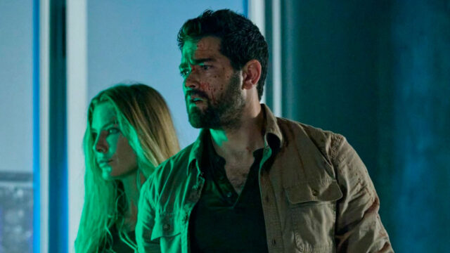 Jesse Metcalfe e Kelly Greyson aparecem tensos em um ambiente escuro e iluminado por luz verde, com o rosto do ator sujo de sangue, em cena do filme Fortaleza: O Olhar do Sniper