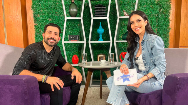 Kaysar Dadour e Daniela Albuquerque no cenário do programa Sensacional, sentados em poltronas enquanto sorriem para a câmera