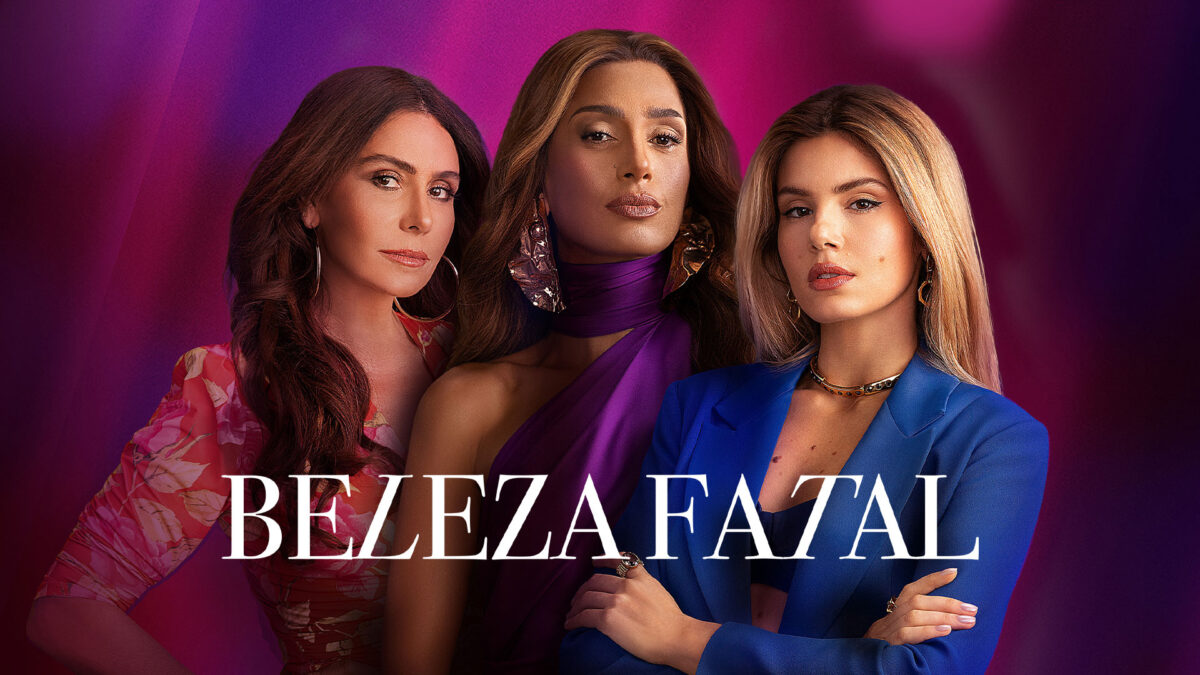 Giovanna Antonelli, Camila Pitanga e Camila Queiroz posam lado a lado em imagem promocional da novela Beleza Fatal, com o título em destaque sobre a cena