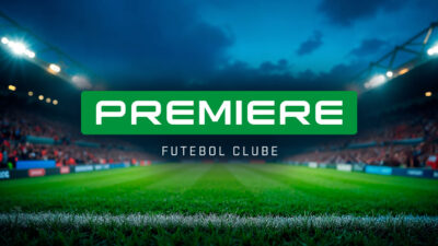 Logotipo do canal Premiere Futebol Clube, da Globo, sobre um estádio iluminado com arquibancadas cheias ao fundo