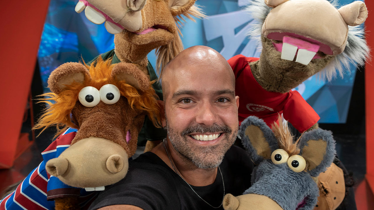 Lucas Gutierrez tira selfie com os Cavalinhos do Gols do Fantástico, cada um vestindo a camisa de um time de futebol, no estúdio da TV Globo