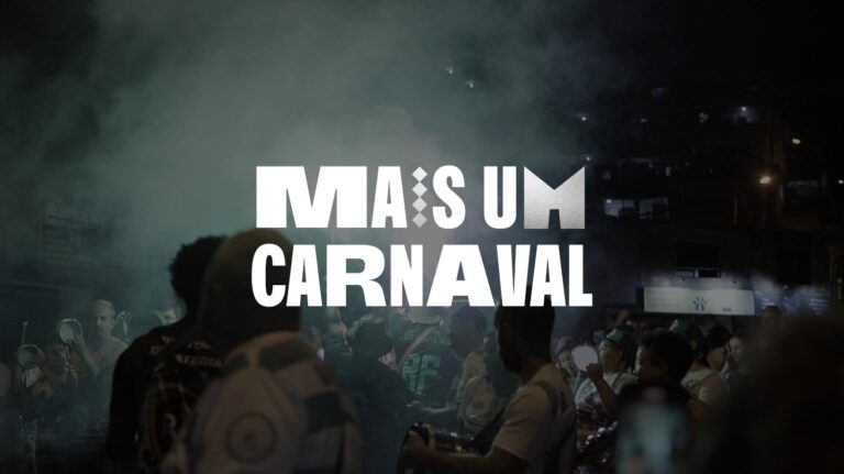 Multidão em roda de samba à noite com fumaça ao fundo e o título do documentário Mais um Carnaval em destaque