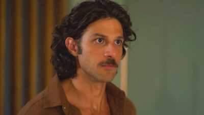 Chay Suede com expressão intensa no papel de Mavi na novela Mania de Você, da TV Globo
