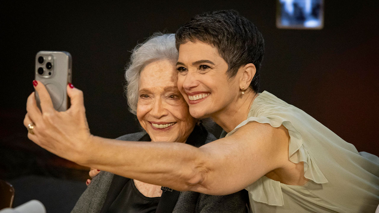 Nathalia Timberg e Sandra Annenberg tiram selfie nos bastidores do Globo Repórter especial de 60 anos da TV Globo