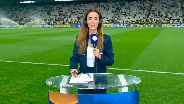 Paloma Tocci apresenta transmissão da final do Paulistão 2025 no gramado do estádio com microfone da Record