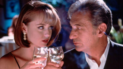 Paola Bracho, interpretada por Gabriela Spanic, e Alexandre Farina, vivido por Enrique Lizalde, brindando com taças de vinho branco em cena da novela A Usurpadora