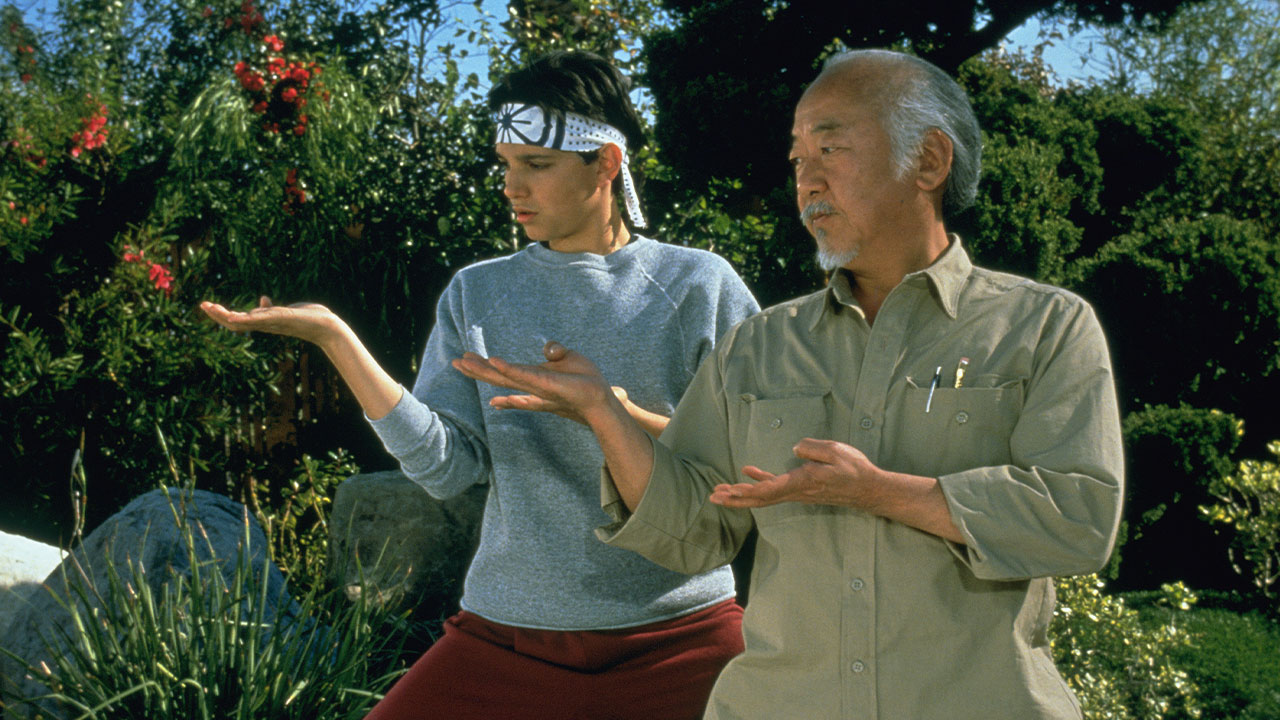 Ralph Macchio e Pat Morita praticam um movimento de artes marciais em um jardim no filme Karatê Kid III - O Desafio Final (1989) 
