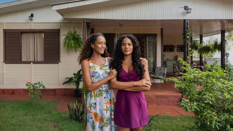 Raquel (Taís Araújo) e Maria de Fátima (Bella Campos)