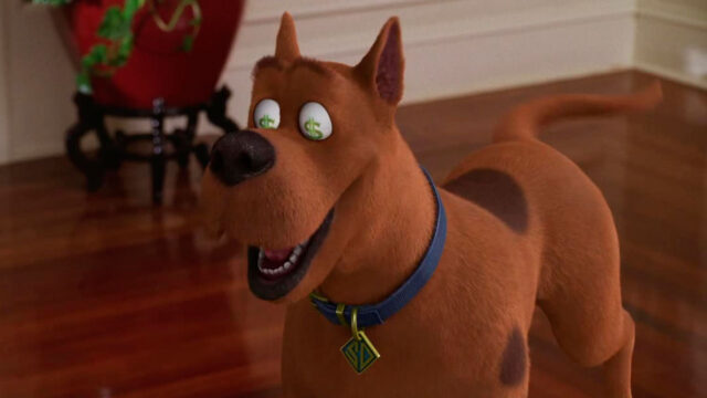 Scooby-Doo com símbolo de cifrão nos olhos em cena do filme Scooby-Doo! e a Maldição do Monstro do Lago (2010)