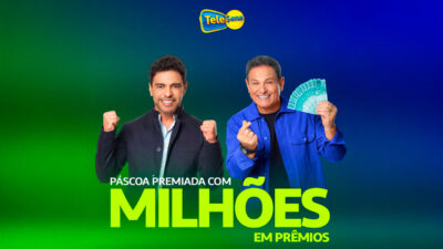 Zezé Di Camargo e Luis Ricardo na campanha de Páscoa da Tele Sena, sorrindo diante de fundo azul e verde, com Luis Ricardo segurando cédulas de dinheiro e o slogan "Páscoa premiada com milhões em prêmios" em destaque
