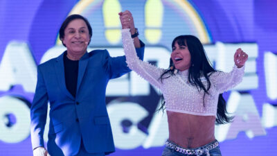 Tom Cavalcante levanta o braço de Gretchen no palco do Acerte ou Caia! durante gravação do programa na Record