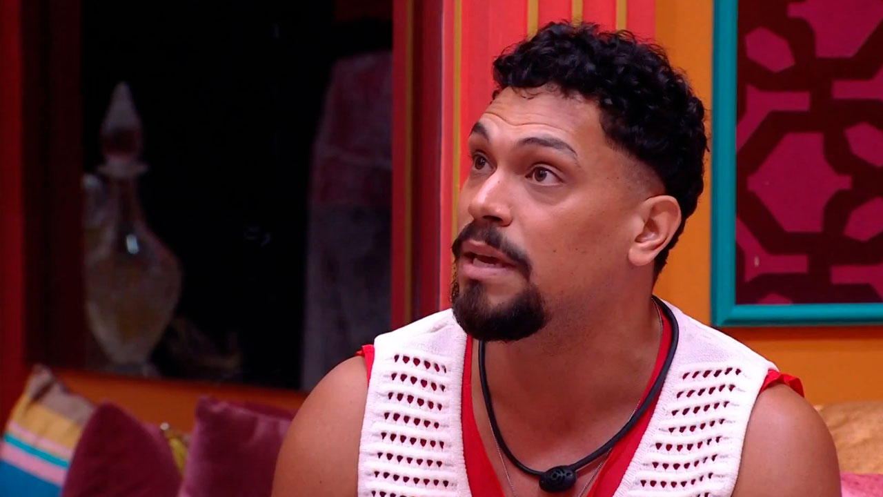 Vinicius conversa com expressão séria durante dinâmica na casa do BBB 25 exibida pela TV Globo
