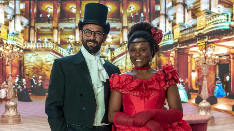 Eleutério (Igor Fortunato) e Rafaela (Luellem de Castro) em baile de época no filme A Fábrica de Sonhos