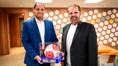 Anderson Souza e Reinaldo Carneiro Bastos posam juntos segurando bola oficial da Federação Paulista de Futebol