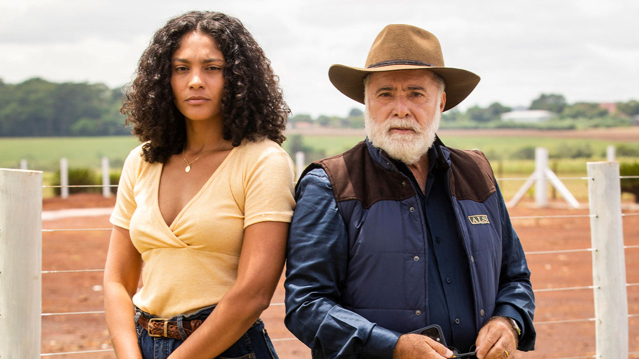 Aline (Barbara Reis) e Antônio La Selva (Tony Ramos) em clima de tensão na fazenda em Terra e Paixão