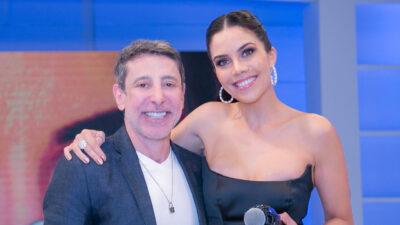 Cassio Scapin é entrevistado por Daniela Albuquerque no sofá do programa Sensacional, exibido pela RedeTV!
