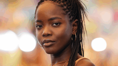 Clara Moneke como Leona encara a câmera com expressão séria em foto de divulgação de Dona de Mim