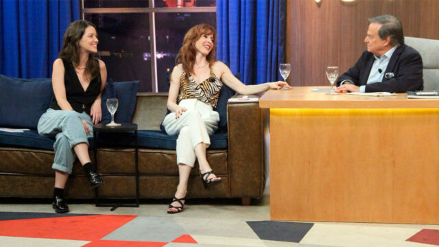Deborah Evelyn e Nathalia Dill conversam com Ronnie Von no programa Companhia Certa sentado à mesa do estúdio