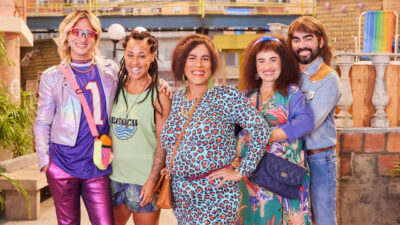 Elenco da série Tô de Graça caracterizado em cenário da produção do Multishow