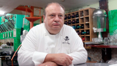 Erick Jacquin observa a cozinha com expressão séria durante episódio do Pesadelo na Cozinha na Band