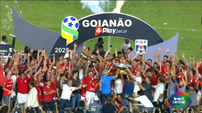 Elenco do Vila Nova comemora título do Goianão 2025 erguendo troféu durante transmissão da TV Brasil Central