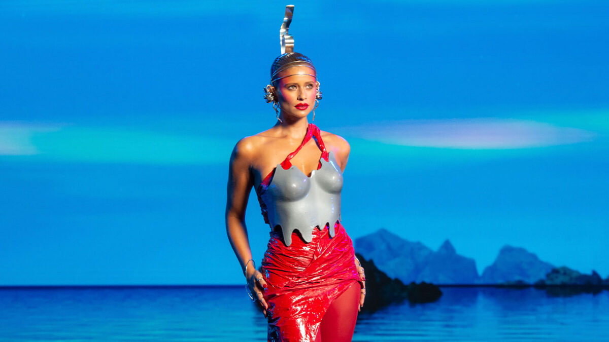 Isadora Cruz com figurino futurista na nova abertura do Fantástico da TV Globo em 2025