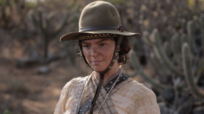 Isis Valverde caracterizada como Maria Bonita na série Maria e o Cangaço com chapéu de cangaceira e cenário de caatinga ao fundo