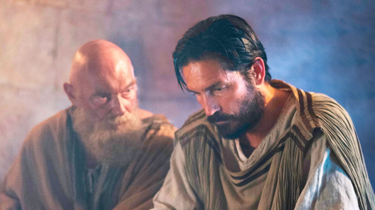 James Faulkner e Jim Caviezel caracterizados como Lucas e Paulo em cena do filme Paulo, Apóstolo de Cristo (2018)