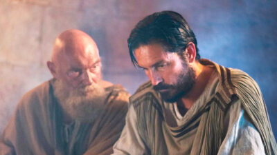 James Faulkner e Jim Caviezel caracterizados como Lucas e Paulo em cena do filme Paulo, Apóstolo de Cristo (2018)