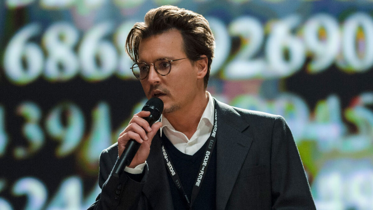 Johnny Depp caracterizado como Will Caster segurando microfone em Transcendence A Revolução de 2014 com fundo de números digitais