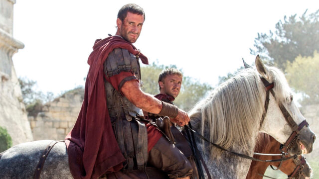Joseph Fiennes e Tom Felton caracterizados como soldados romanos a cavalo no filme Ressurreição de 2016