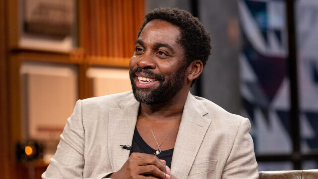 Lázaro Ramos sorrindo durante entrevista no programa Conversa com Bial, exibido pela TV Globo