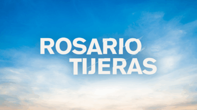 Logotipo da novela Rosario Tijeras com letras brancas sobre fundo de céu azul com nuvens claras