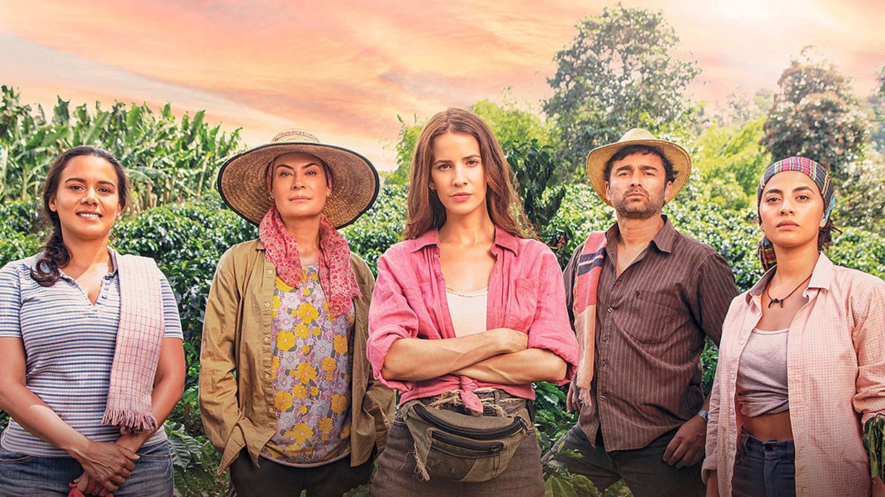 Maracucha (Dailyn Valdivieso), Carmela (Katherine Vélez), Gaivota (Laura Londoño), Aurélio (Andrés Toro) e Margarida (Laura Junco) em plantação na novela Café com Aroma de Mulher