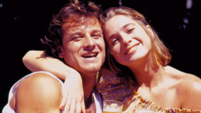 Marcello Novaes como Raí e Letícia Spiller como Babalu abraçados e sorrindo em foto da novela Quatro por Quatro