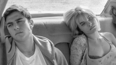 Attilio (Marco Adamo) e Anastasia (Anastasia Kaletchuk) sentados no banco traseiro do carro em cena do filme Adeus, Garoto