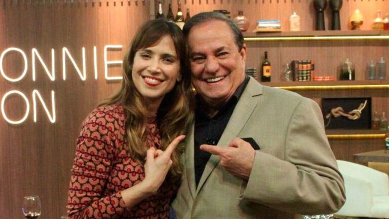 Mel Lisboa e Ronnie Von posam sorridentes no estúdio do programa Companhia Certa, exibido pela RedeTV!