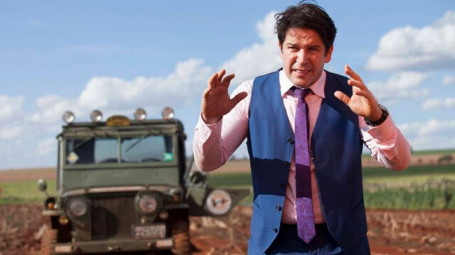 Murilo Benício caracterizado como Júlio no filme Divórcio em cena no campo com jipe ao fundo