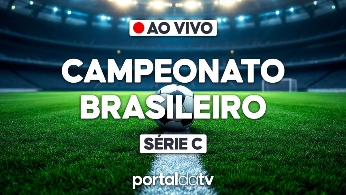 Transmissão ao vivo do Campeonato Brasileiro Série C com bola no gramado e logo do Portal da TV ao centro