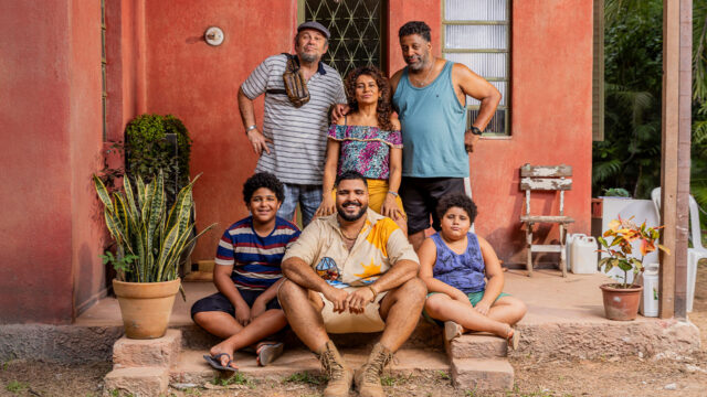 Pablo (Otávio Muller), Conceição (Dira Paes) e Luisão (Aílton Graça), Paulo (Yves Miguel), Paulo Vieira e Neto (João Pedro Martins) na série Pablo & Luisão