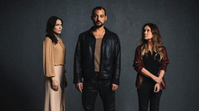 Raquel (Letícia Colin), Sérgio (Eduardo Sterblitch) e Cibele (Adriana Esteves) posam sérios em divulgação de Os Outros