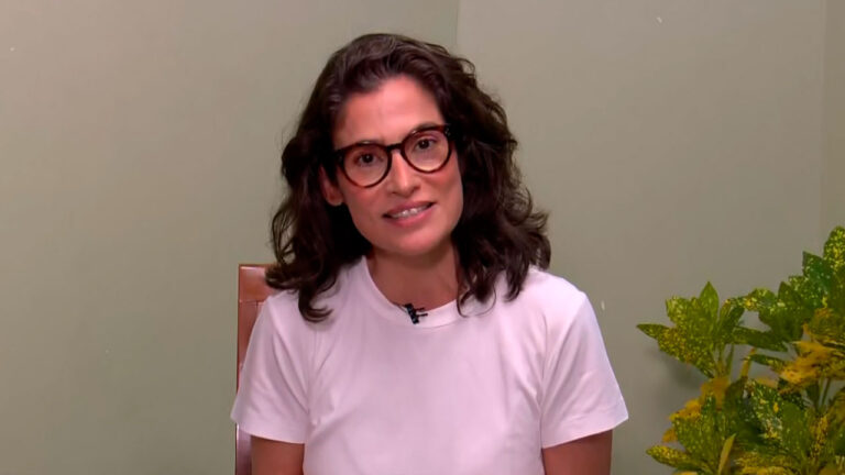Renata Vasconcellos em entrada ao vivo no Jornal Nacional direto de casa de família entrevistada