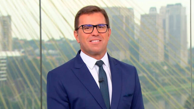 Rodrigo Bocardi no estúdio do Bom Dia São Paulo com a Ponte Estaiada ao fundo