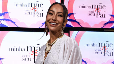 Sabrina Sato sorrindo durante evento de lançamento do reality Minha Mãe com Seu Pai