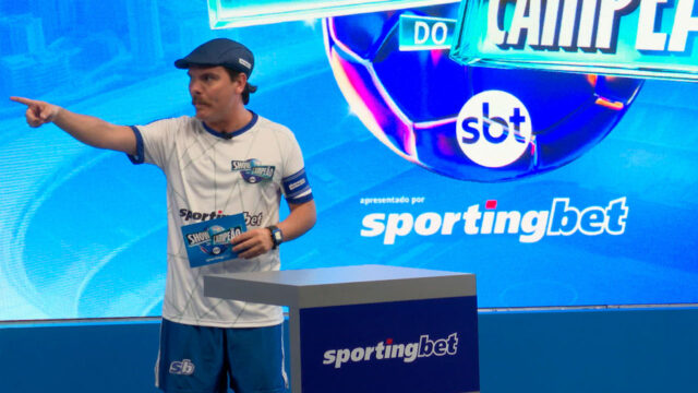 Homem com uniforme esportivo durante ação promocional do SBT em parceria com a Sportingbet