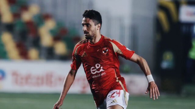 Taher Mohamed com uniforme vermelho do Al Ahly durante partida do Campeonato Egípcio