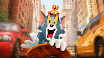 Gato Tom anda de skate assustado enquanto o rato Jerry sorri em seu ombro em cena de Tom & Jerry: O Filme