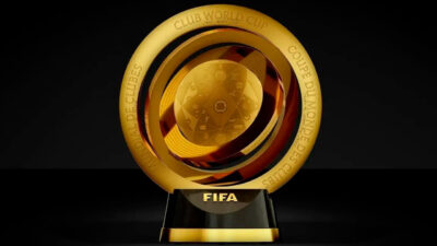 Troféu da Copa do Mundo de Clubes da FIFA com design circular dourado sobre base preta