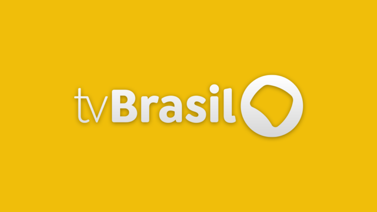 Logotipo da TV Brasil com fundo de degradê amarelo e nome da emissora em branco ao lado de símbolo circular estilizado
